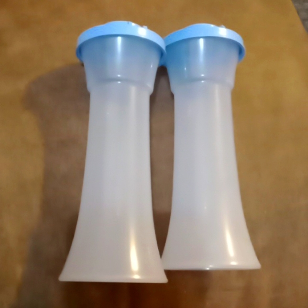 Salt and pepper shaker set